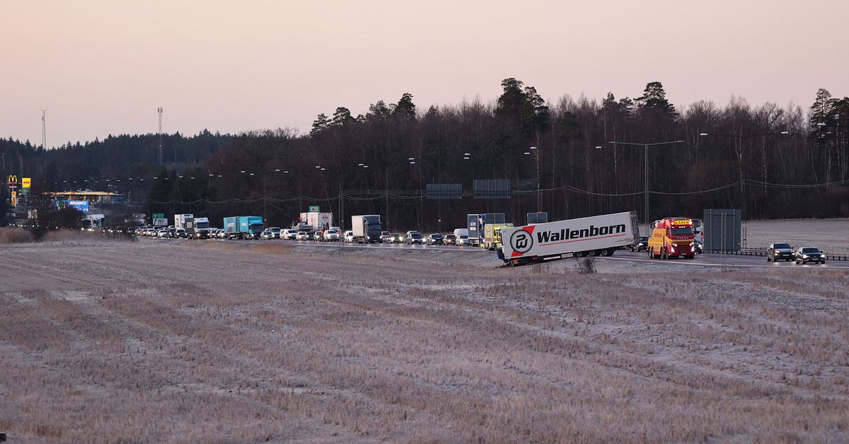 Kilometerl&aring;nga k&ouml;er p&aring; E4 norr om Stockholm