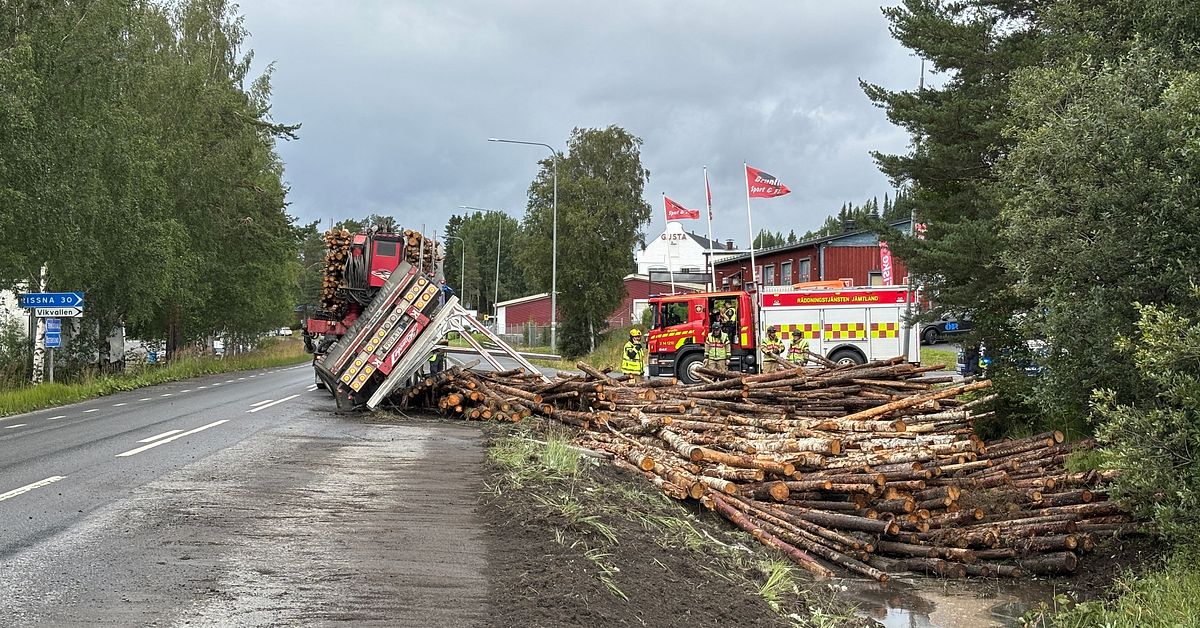 Timmerbil har vält i centrala Brunflo – trafiken på E14/E45 påverkas