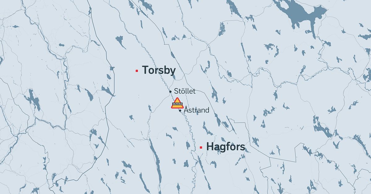 Tv&aring; lastbilar i frontalkrock &ndash; riksv&auml;g 62 avst&auml;ngd