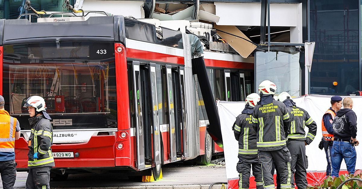 Tr&aring;dbuss har kraschat i mataff&auml;r i Salzburg