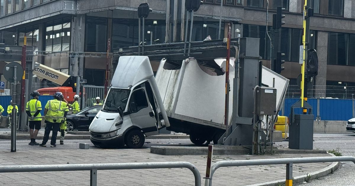 Lastbil har fastnat vid Klaratunneln – igen