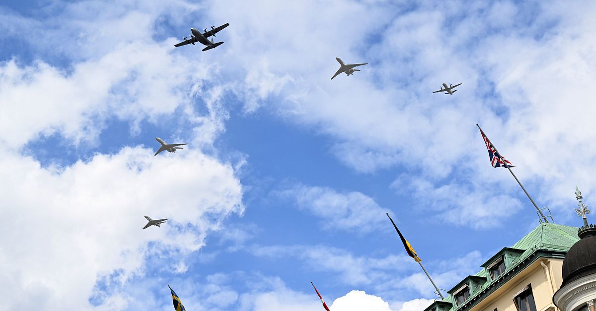 Historisk &ouml;verflygning: 54 flygplan och helikoptrar &ouml;ver slottet