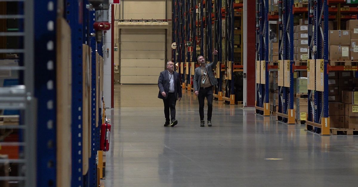 Följ med in på försvarets hemliga lager i Arboga – rustar för att bygga ut