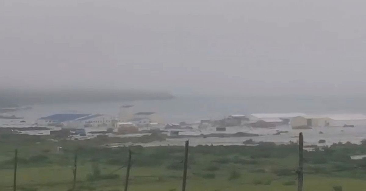 Tsunamivågor drar in över Japan och Ryssland