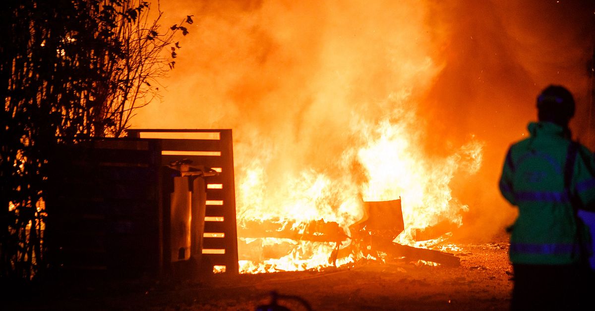 Husbil och personbil f&ouml;rst&ouml;rda i brand