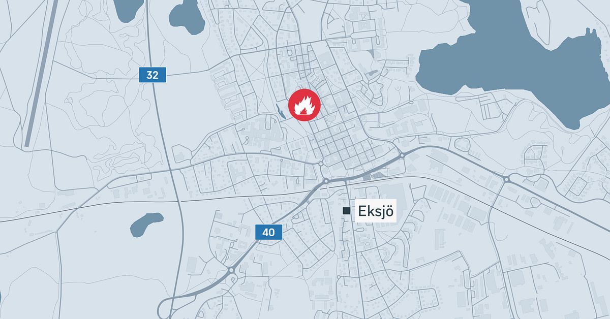 Fullt utvecklad brand i flerfamiljshus i Gamla stan i Eksj&ouml;