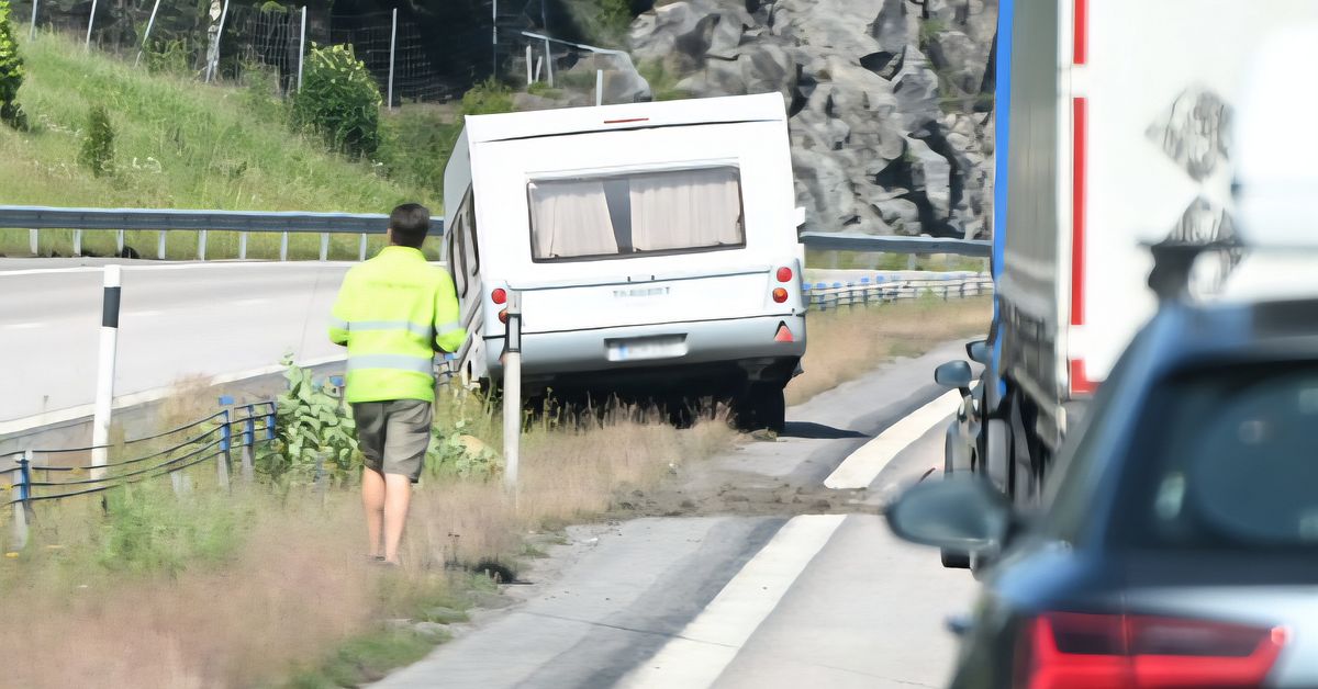 Husvagn lossnade från bil på E4 – långa köer i sommartrafiken