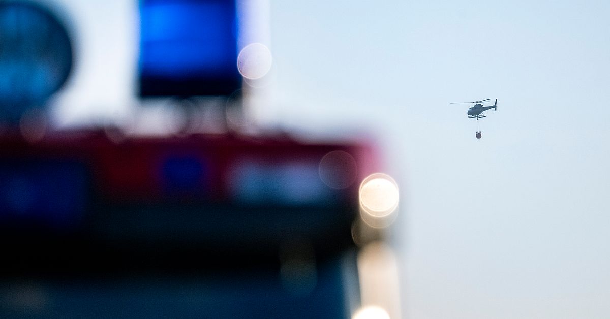 Dubbla skogsbr&auml;nder i V&auml;stmanland &ndash; tv&aring; helikoptrar p&aring; plats