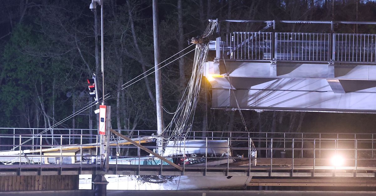 B&aring;tolycka i Upplands-Bro &ndash; masten fastnade vid bro&ouml;ppning