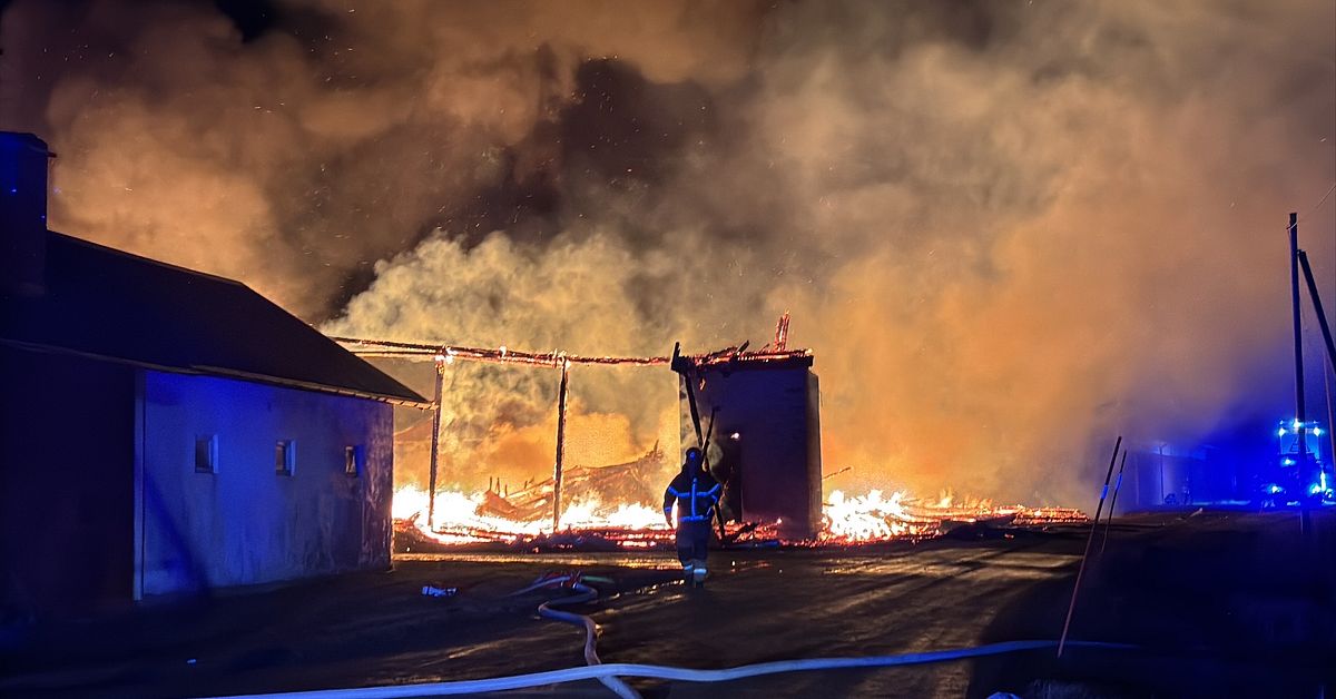 Större lada utanför Skultuna i Västerås brinner: ”Det är full fyr”