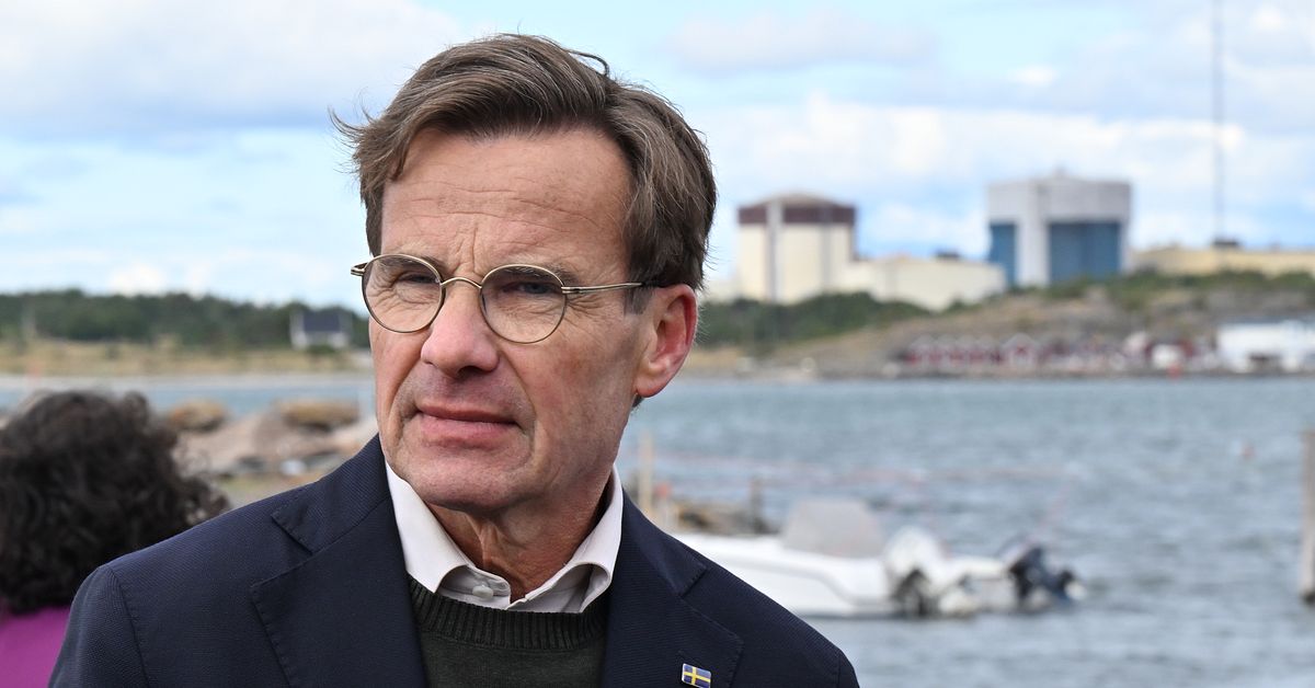Regeringens pärm med sekretessbelagda handlingar glömdes på Arlanda