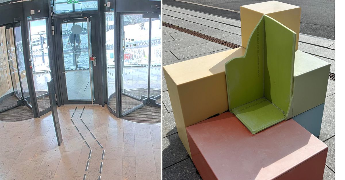 H&auml;r sparkar han s&ouml;nder konstverket utanf&ouml;r J&ouml;nk&ouml;pings tingsr&auml;tt &ndash; mitt framf&ouml;r vakterna