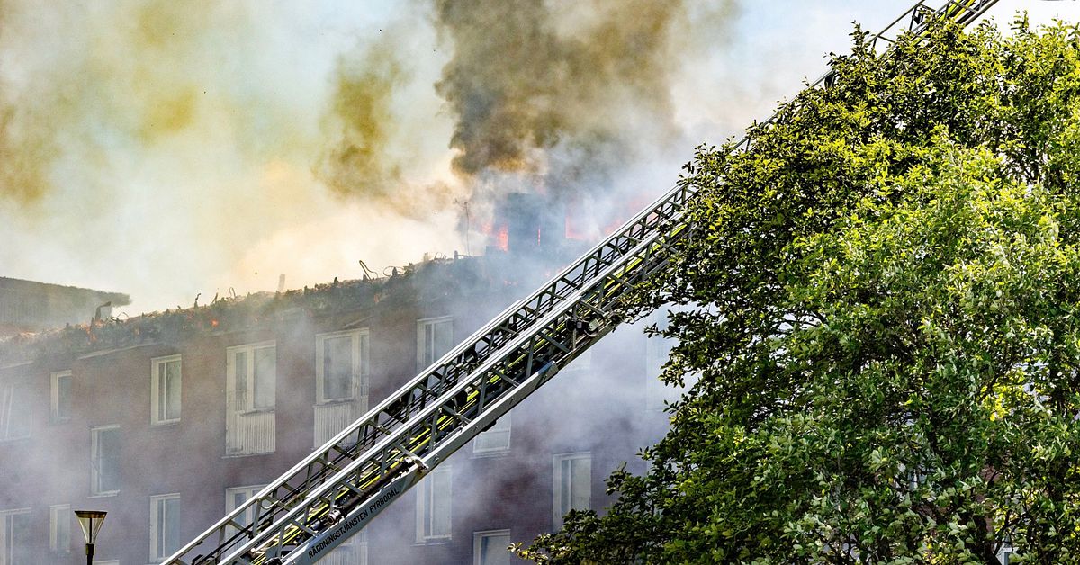 Fullt utvecklad brand i flerfamiljshus i Kronogården i Trollhättan