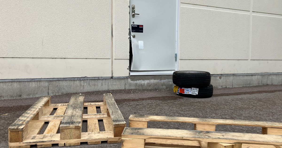 Smash and grab-kupp vid Tuna Park i Eskilstuna – fotanglar på E20 skulle stoppa polisen