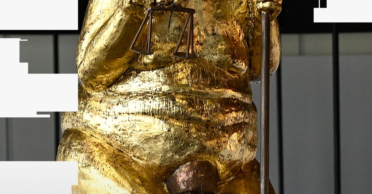 Naken Trumpstaty i guld p&aring; plats i EU-parlamentet