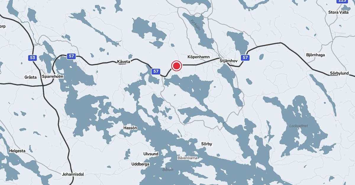 V&auml;g 57 helt avst&auml;ngd efter olycka med husvagn &ndash; en till sjukhus
