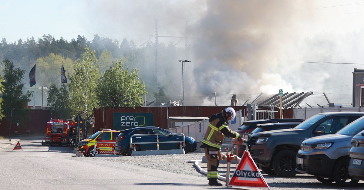 50 ton sopor brinner i Sollentuna &ndash; kraftig r&ouml;kutveckling