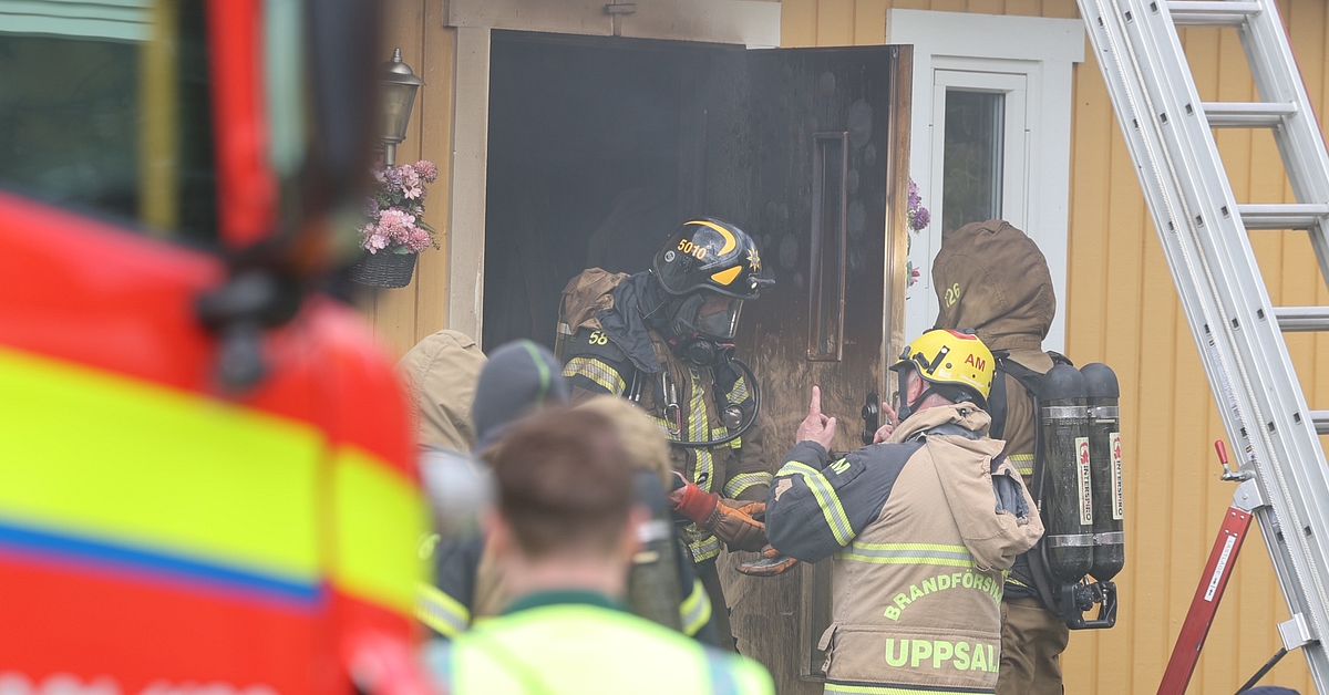 H&auml;r r&ouml;kdyker r&auml;ddningstj&auml;nsten i &Ouml;rbyhus &ndash; fullt utvecklad brand i parhus