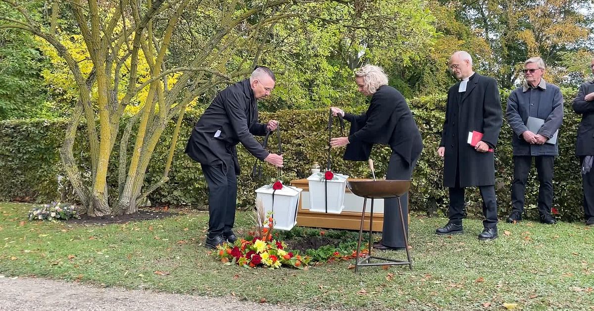 Efter 100 år i glasburkar – i dag begravs fostren i Lund | SVT Nyheter