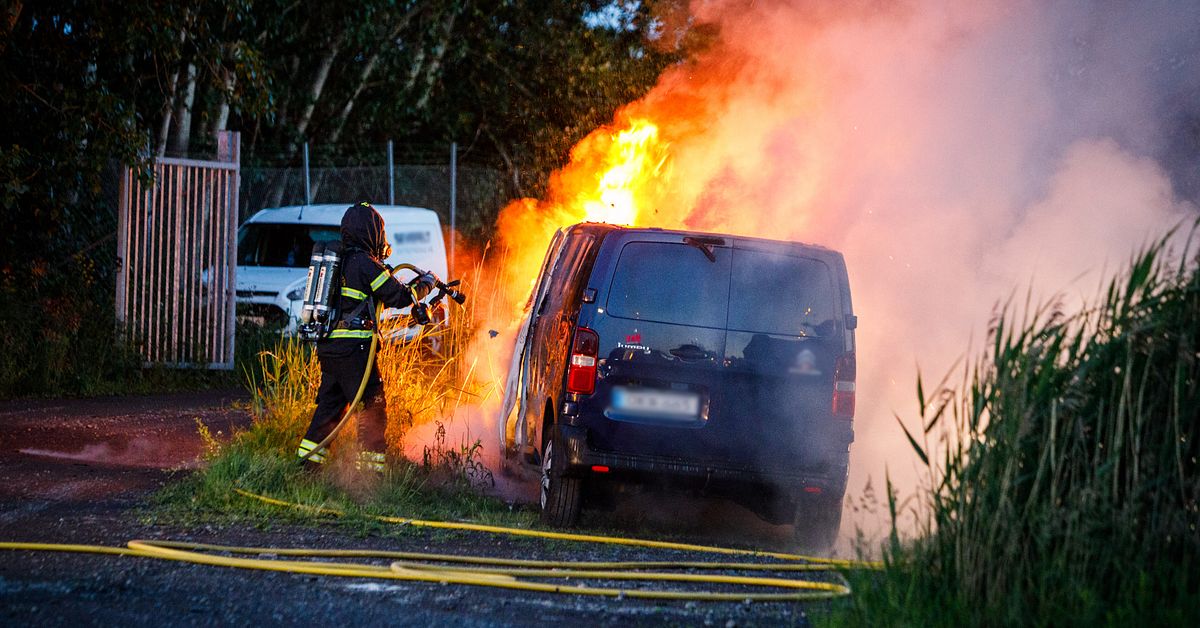 Kvinnor anv&auml;nde tamponger f&ouml;r att t&auml;nda eld p&aring; flera bilar i J&ouml;nk&ouml;ping &ndash; nu &aring;talas de