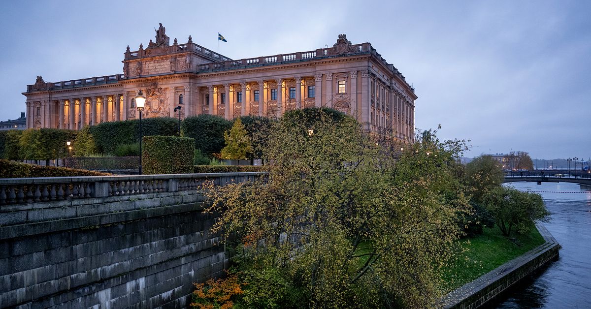 Chef p&aring; riksdagen &aring;talas efter att pengar f&ouml;rsvunnit