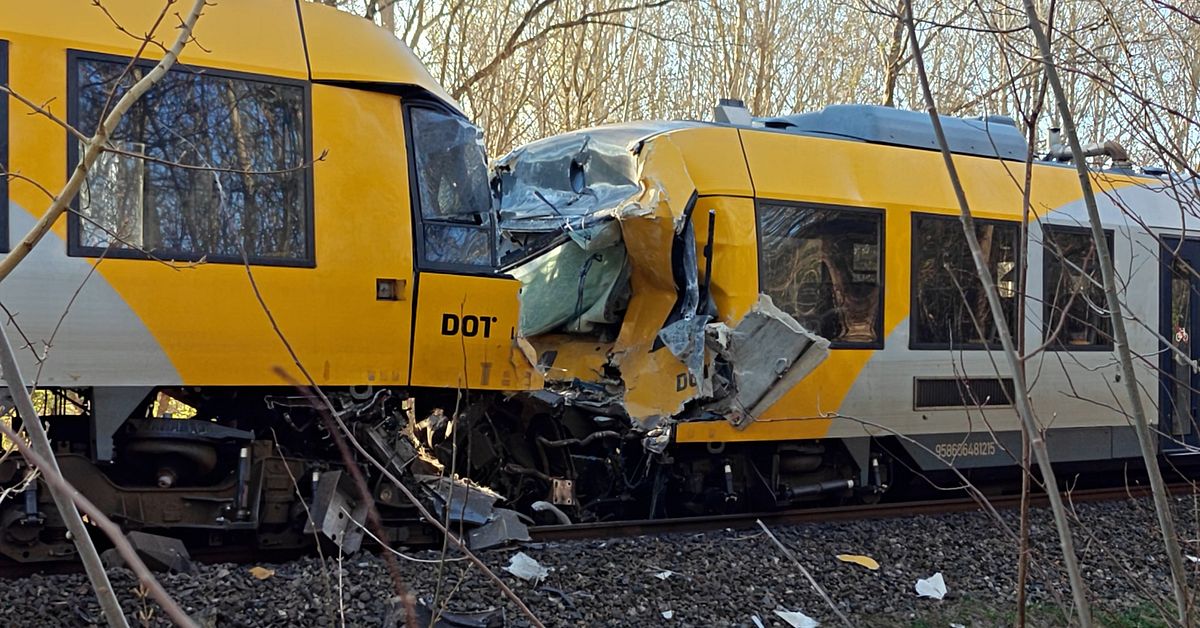 Tv&aring; t&aring;g i frontalkrock i Danmark &ndash; kritiska skador