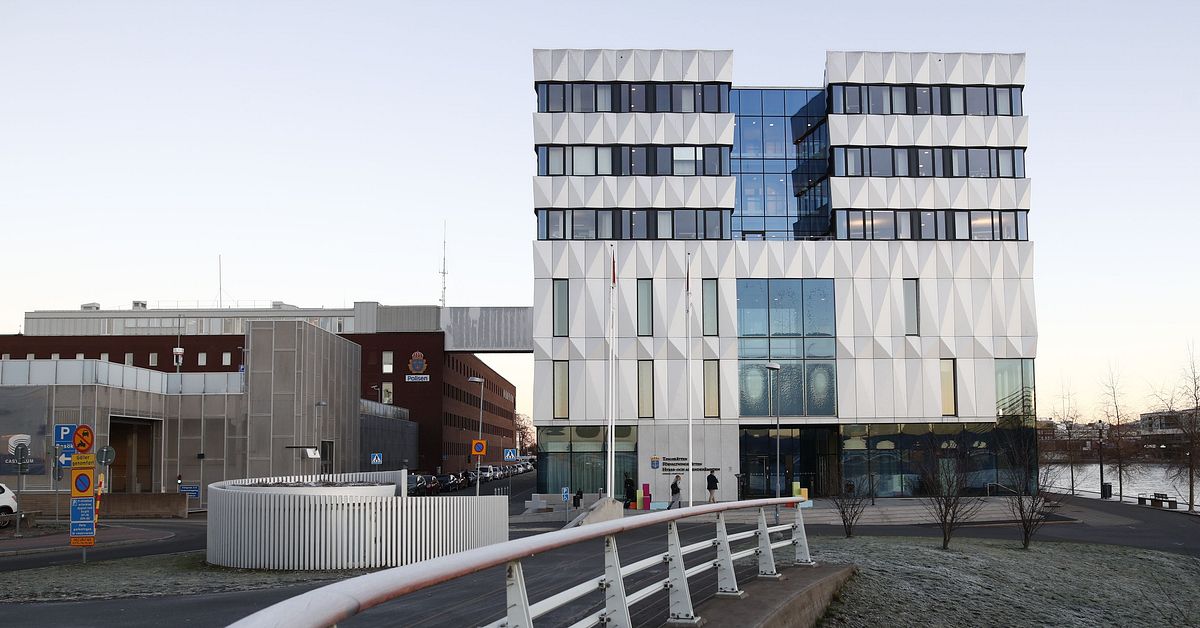 Systrar &ouml;verklagar domen p&aring; tio &aring;rs f&auml;ngelse f&ouml;r mordf&ouml;rs&ouml;k p&aring; sin pappa