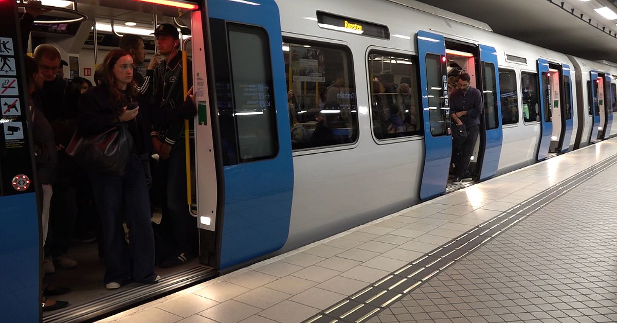 Fortsatta f&ouml;rseningar p&aring; r&ouml;da linjen &ndash; SL utv&auml;rderar utdragen evakuering