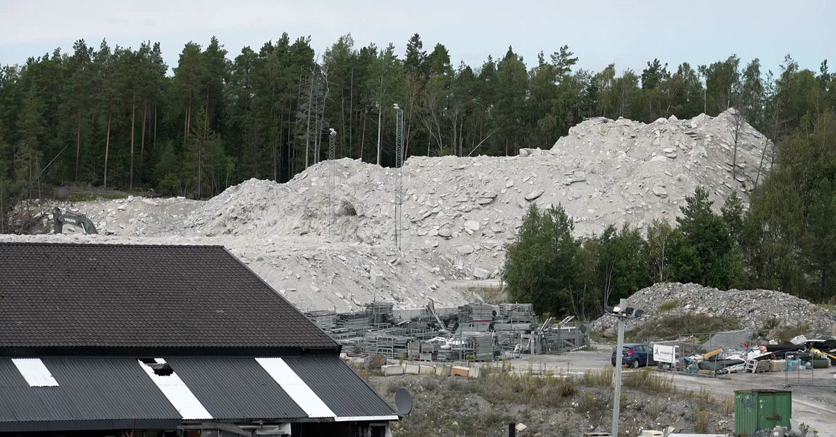 Enorm betonghög dumpad i Botkyrka – bolaget krävs på miljoner | SVT Nyheter