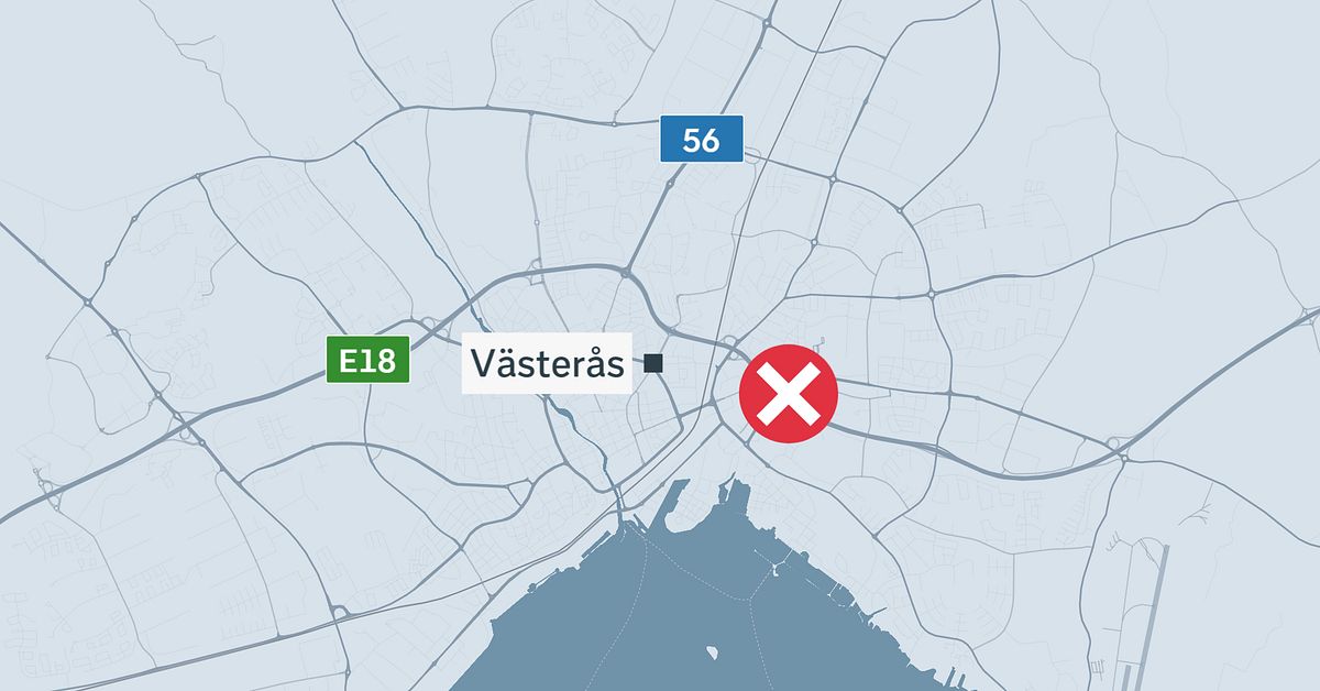 Buss och bil i krock i V&auml;ster&aring;s