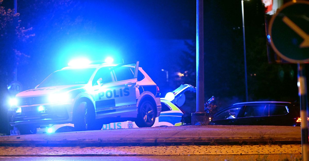 Bilist körde in i polisbil norr om Varberg