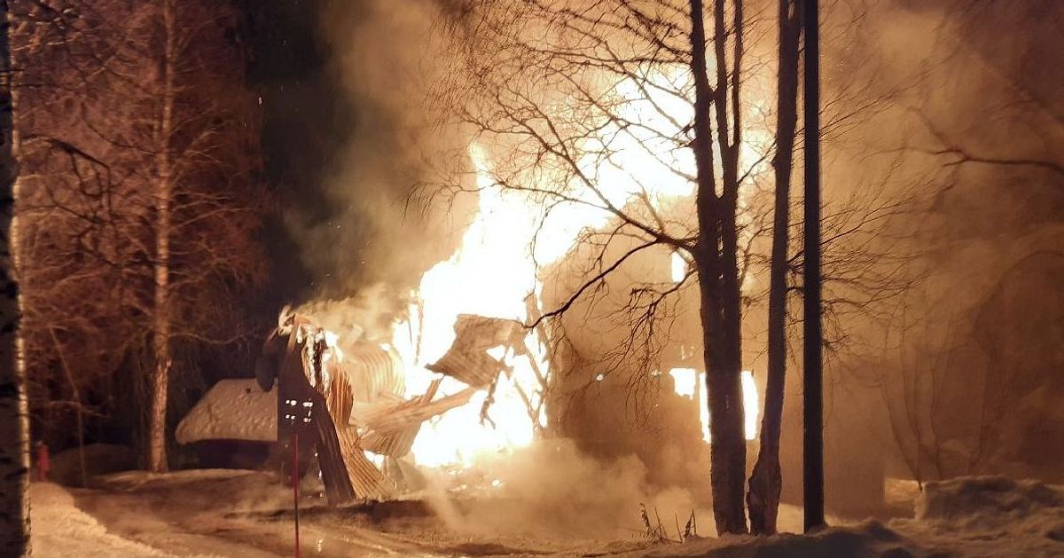 En hittad d&ouml;d efter brand i utanf&ouml;r Hoting