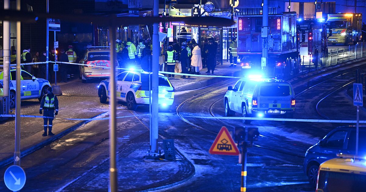 Buss har k&ouml;rt in i husfasad i Liljeholmen