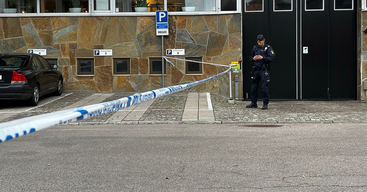 Polishuset i V&auml;ster&aring;s sp&auml;rrades av efter dynamitfynd