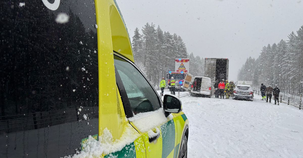 Kökrock utanför Norberg: ”Tiotal fordon inblandade”