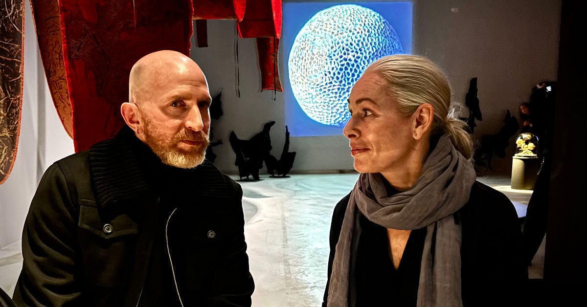 Lokala brev och Hollywoodartistens ikoniska kl&auml;nning i taket &ndash; ny utst&auml;llning p&aring; V&auml;ster&aring;s konstmuseum