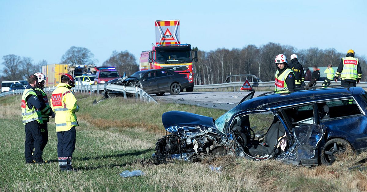 Man dog i våldsam trafikolycka | SVT Nyheter