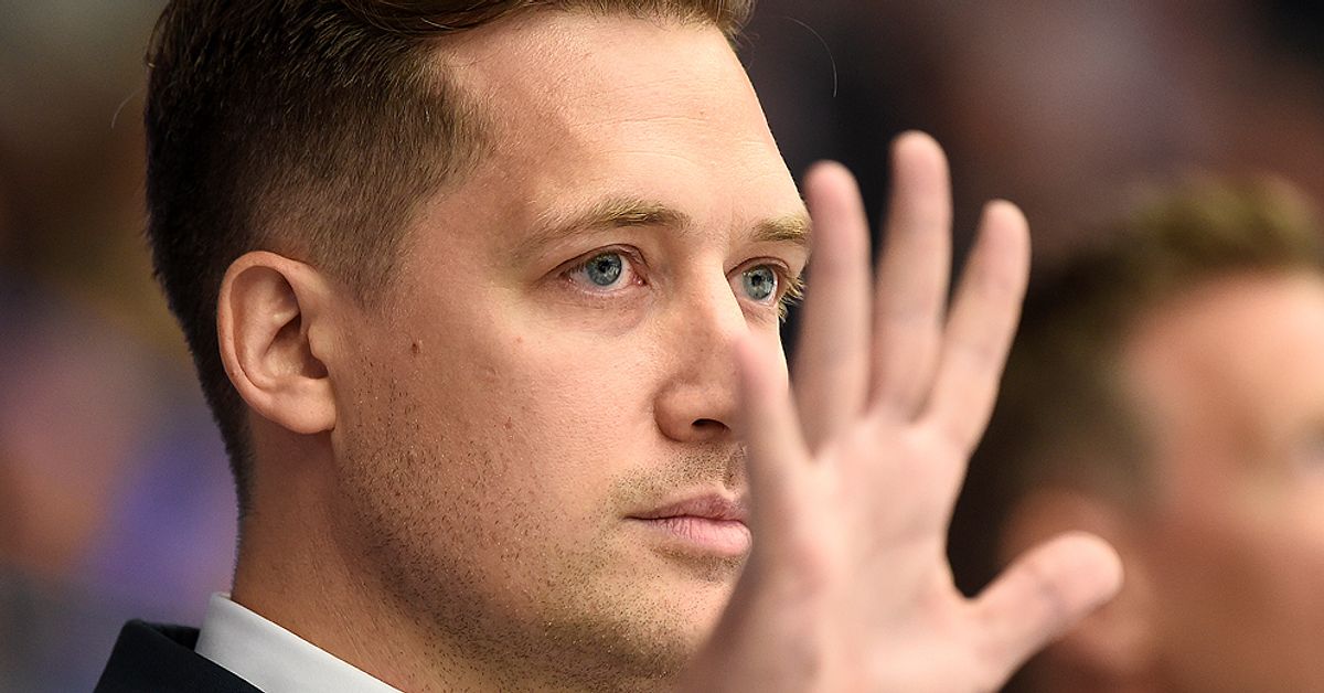 Sam Hallam förlänger med fem år | SVT Nyheter