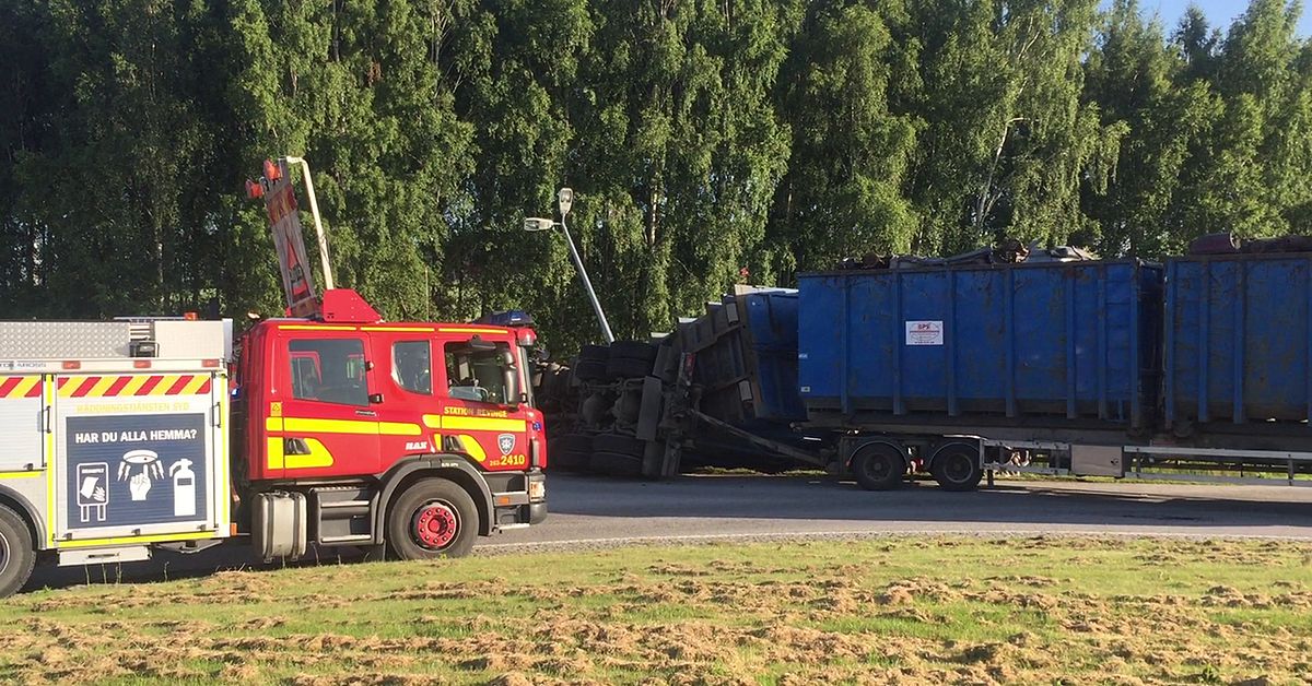 Lastbil välte i rondell på riksväg 23 | SVT Nyheter
