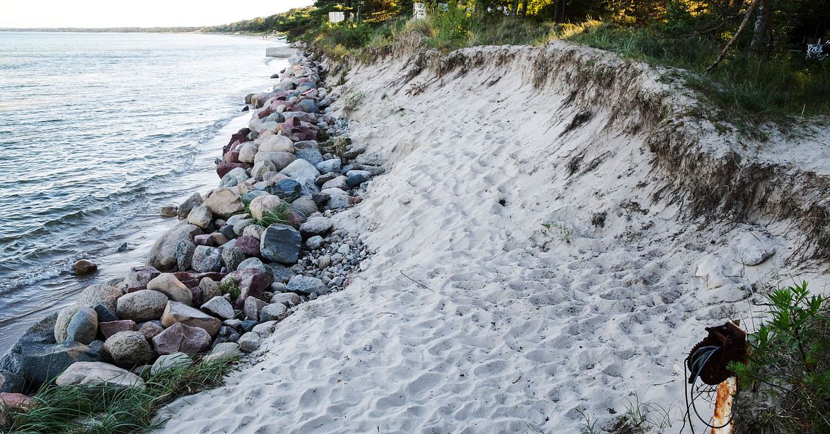 Havet äter upp de skånska stränderna | SVT Nyheter