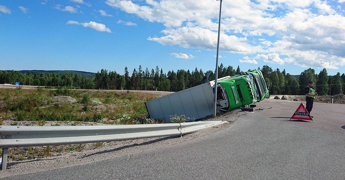 Lastbil med släp välte i rondell | SVT Nyheter
