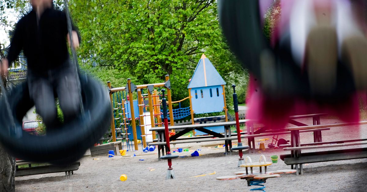 En sjuårig flicka fast i gunga på lekplats i Skokloster | SVT Nyheter