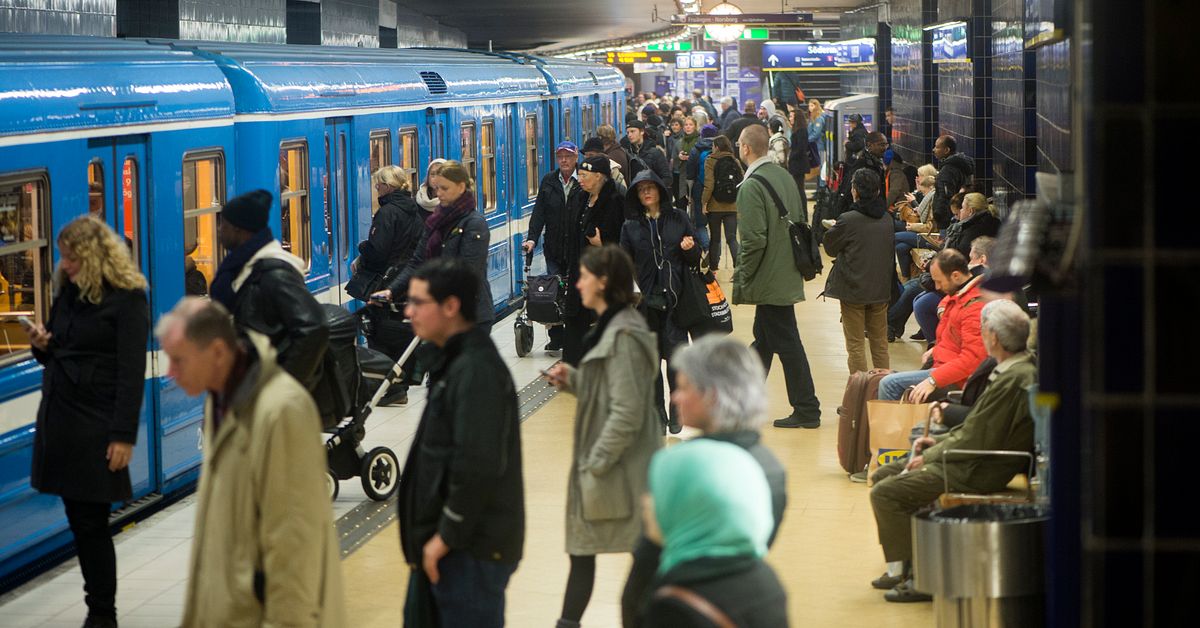 Inställd trafik på röda linjen mellan Slussen och T-centralen | SVT Nyheter