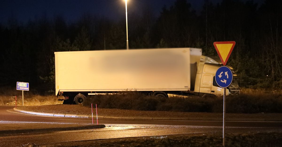Lastbil fastnade vid rondell i Gävle – föraren misstänkts för ...