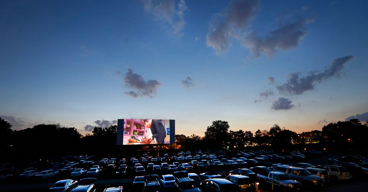 Drive-in bio i Linköping i coronakrisens spår | SVT Nyheter
