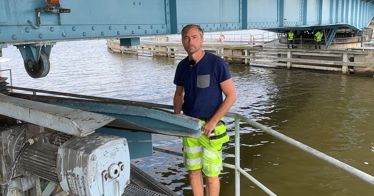 Tekniker jobbar på att fixa strulet med Tosteröbron | SVT Nyheter