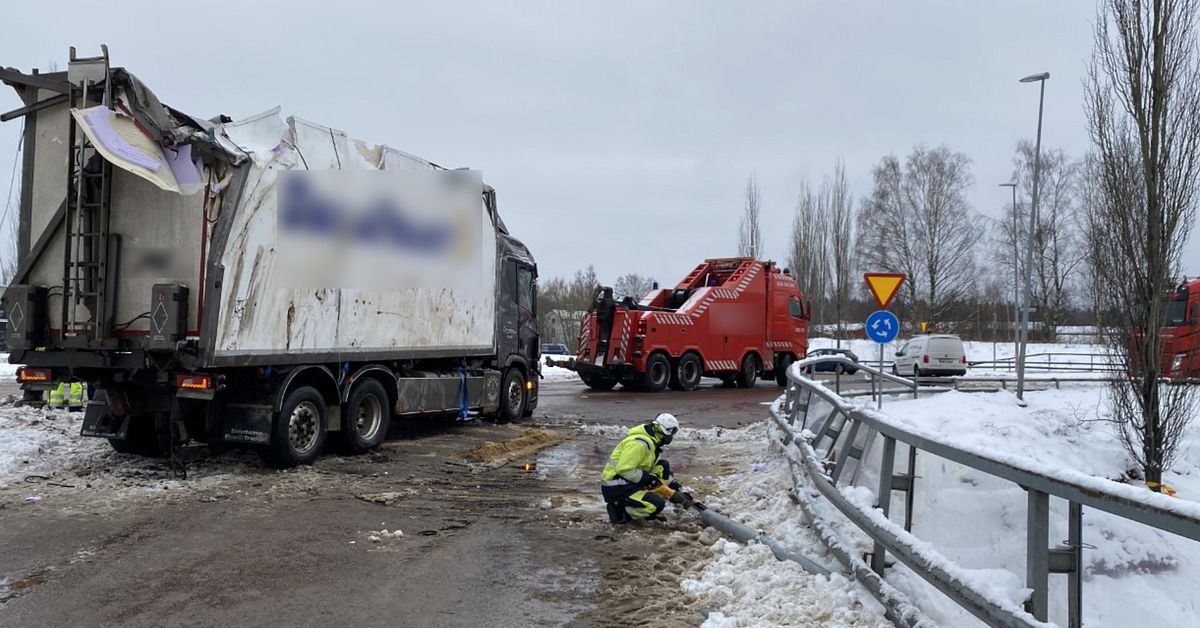 Lastbil välte i rondell i Gävle – stora problem i trafiken | SVT Nyheter