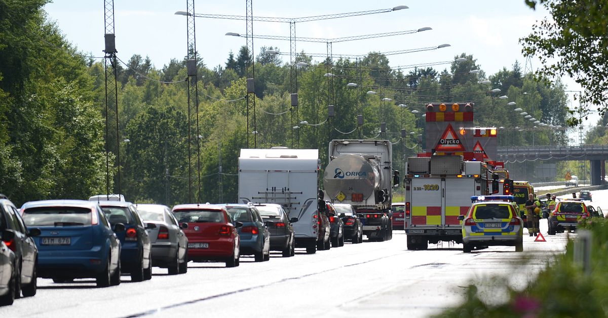 Två bilar i krock på E18 | SVT Nyheter