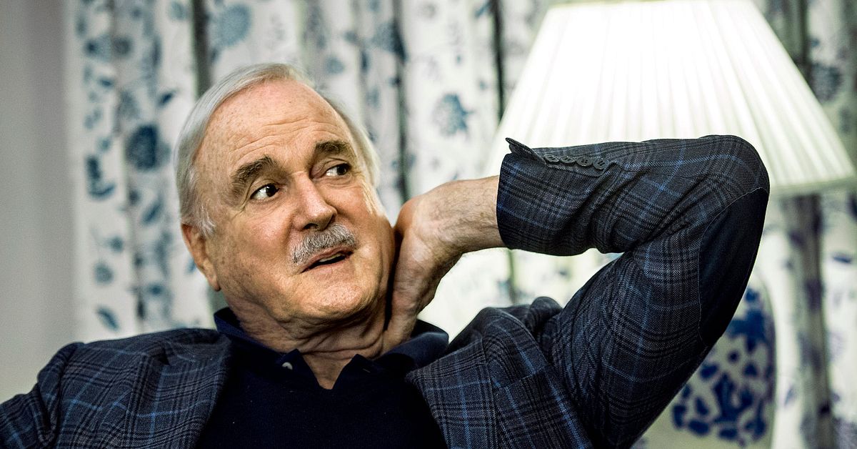 John Cleese reder ut vad som är okej att skämta om i nytt TV-program ...