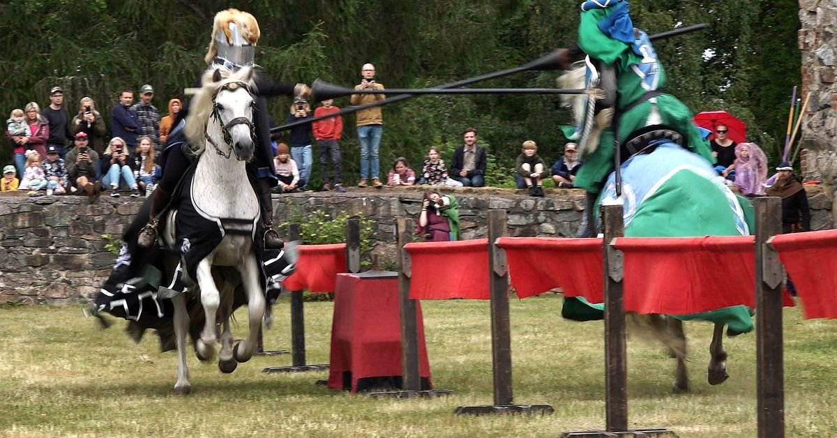 Riddare drabbar samman vid Gräfsnäs slottsruin: ”Smäller lite grann ...